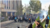 صحنه ای از درگیری در محوطه دانشگاه آزاد واحد تهران شمال 