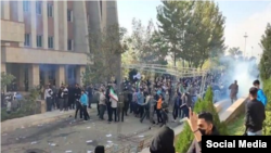 صحنه ای از درگیری در محوطه دانشگاه آزاد واحد تهران شمال 