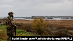 Фото зруйнованого Антонівського мосту, який поєднував лівий та правий берег Херсонщини, 13 листопада 2022 року