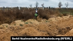 Водночас в МВС заявляють, що про масові захоронення на звільненій території Херсонщини наразі говорити зарано 