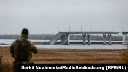 Фото зруйнованого Антонівського мосту на Херсонщині, 13 листопада 2022 року. Він зʼєднував правий та лівий берег Херсонщини