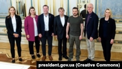 Президент України Володимир Зеленський (третій праворуч) та члени делегації Палати представників Конгресу США, посол США в Україні Бріджит Брінк (праворуч). Київ, 23 липня 2022 року
