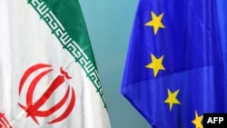 تصویر آرشیف : بیرق اتحادیه اروپا در کنار بیرق جمهوری اسلامی ایران 