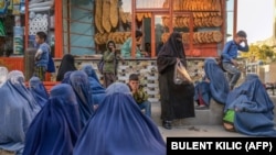 تعدادی از زنان فقیر در مقابل یک نانوایی در کابل 