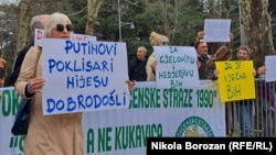 Учасники акції біля будівлі парламенту проти зустрічі Мандича з Додіком тримали транпаранти, серед яких були помітні й написи «Посланцям Путіна в’їзд заборонено» та «Ми мусимо сказати НІ Мандичу та Додіку»