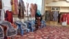 زنان تجارت پیشه در ولایات فراه و نیمروز از توزیع غیر عادلانه پروژه های حمایتی سازمان ملل شکایت دارند 