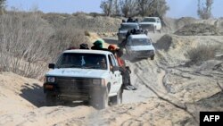 افغان های که از مسیر های دشوار گذر به هدف رسیدن به زنده گی بهتر و یا یافتن کار به کشور های همسایه می روند 