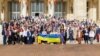 12–14 квітня 2024 року в Бухаресті відбувся саміт Світового конгресу українців (СКУ). На світлині з сайту Союзу українців Румунії – учасники зустрічі перед будівлею парламенту
