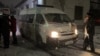 “Темиров LIVE” редакциясында иштегендер камалган учур. ИИМдин имаратынын алды. 16-январь, 2024-жыл 