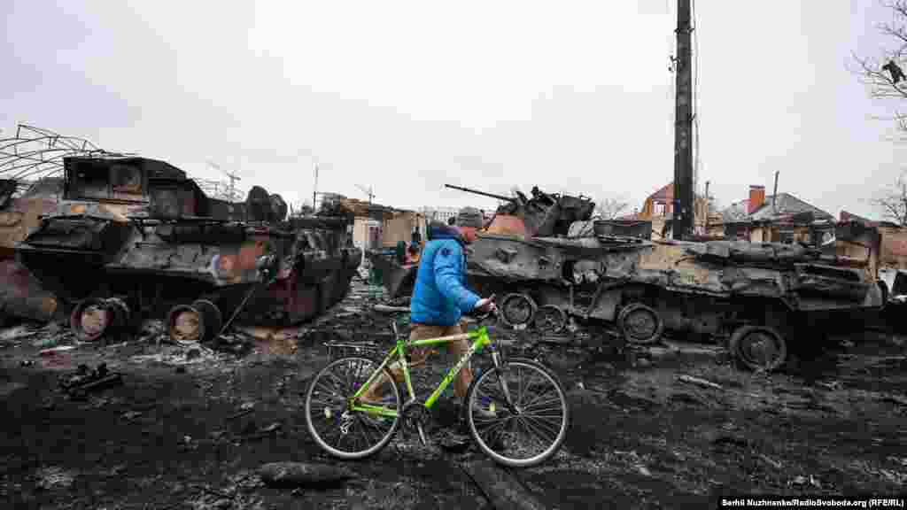 Крім того, унаслідок активних бойових дій російські війська зруйнували й більшість інфраструктури: електроопори, комунікації, дорожнє покриття – все це також відбудували благодійники спільно з міською владою