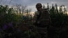 Боєць батальйону ударних БпАК «Ахіллес» встановлює FPV-дрон на стартову позицію