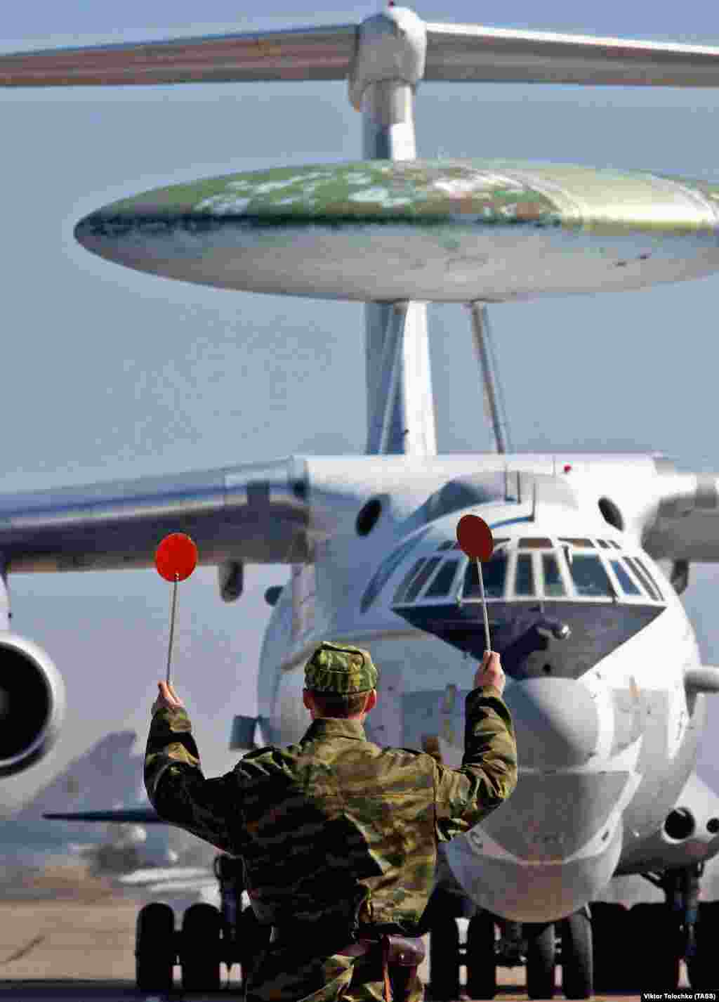 A Russian A-50 at a Belarusian airfield in 2005. The plane's radar system is housed in a nearly 10-meter wide “rotodome,” which rotates at around the speed of a slushie machine. The plane is fitted with a gold layer on its windows to protect its flight crew from the high doses of radiation being pumped out from its radar dish. 