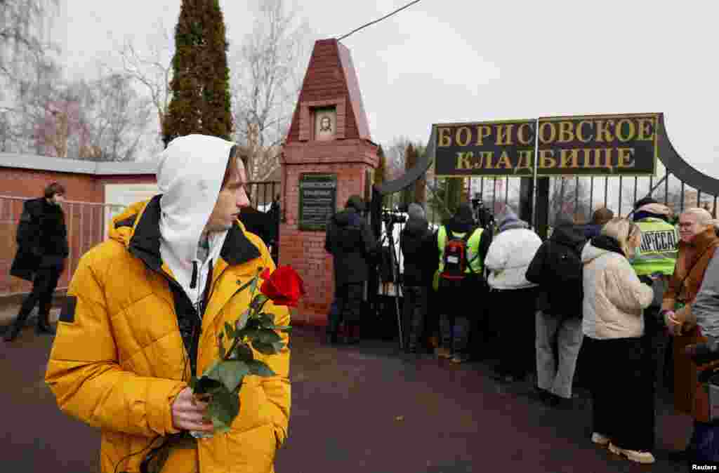 Вдова оппозиционера Юлия Навальная опубликовала прощальное слово, в котором поблагодарила Алексея Навального за «26 лет абсолютного счастья». «Леша, спасибо тебе за 26 лет абсолютного счастья. Да, даже за три последних года счастья. За любовь, за то, что всегда поддерживал, за то, что смешил даже из тюрьмы, за то, что ты обо мне всегда думал. Я не знаю, как жить без тебя, но я постараюсь так, чтобы ты там, наверху, радовался за меня и гордился мной. Я не знаю, справлюсь или нет, но я буду стараться», – написала она.