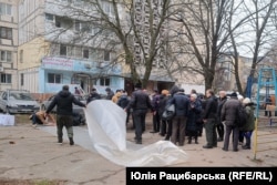 Люди отримують плівку