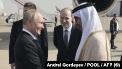 რუსეთის პრეზიდენტის, ვლადიმირ პუტინისა (მარცხნივ) და არაბთა გაერთიანებული საამიროების პრეზიდენტის, ხალიფა ბინ ზაიედ ალ-ნაჰაიანის შეხვედრა
