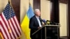 Сенатор США Ліндсі Ґрем під час брифінгу у Києві