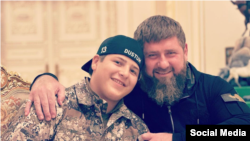 Нохчийчоьнан куьйгалхо Кадыров Рамзан шен кIантаца. Сурт: Кадыров Адаман инстаграм