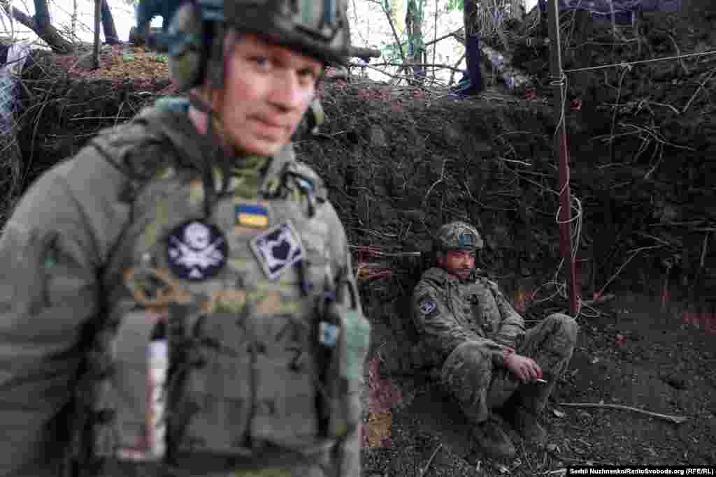 На декілька хвилин настає тиша. Аеророзвідка шукає цілі, військові чергують біля гармати, чути, як співають птахи, світить сонце. Можна заплющити очі й на мить подумати, що ти просто на природі у весняному лісі