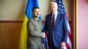 Президент України Володимир Зеленський і президент США Джо Байден (праворуч) під час зустрічі на полях саміту «Групи семи» (G7). Хіросіма, Японія, 21 травня 2023 року