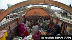 یک خانواده مهاجر افغان در حال برگشت به افغانستان