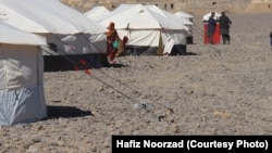 بسیاری از مهاجرین برگشته به افغانستان در زیر خیمه ها زنده گی می کنند