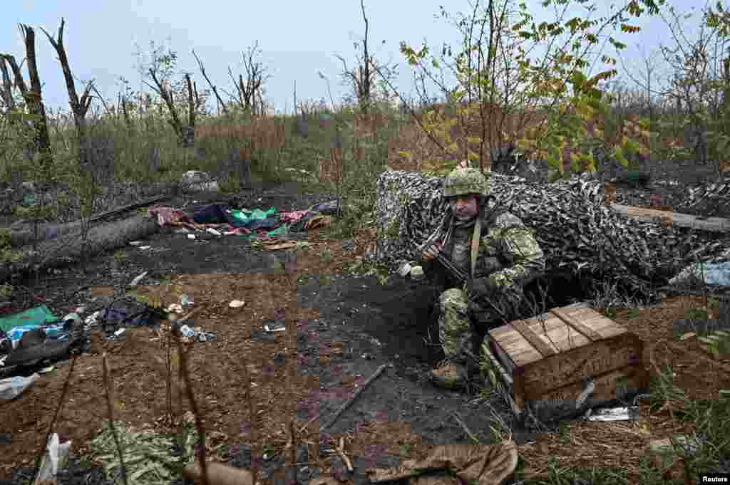 Український військовий оглядає колишню російську позицію