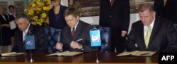 Lider stranke Smer Robert Fico (u sredini), bivši slovački premijer i šef Pokreta za demokratsku Slovačku Vladimir Mečiar (desno) i lider slovačkih nacionalista Jan Slota (levo) potpisuju koalicioni sporazum u Bratislavi 2. jula 2006.