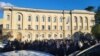 Участники митинга у здания правительства