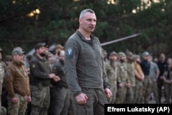 Мер Києва Віталій Кличко спілкується із бійцями третього батальйону «Свобода» бригади «Рубіж» під час ротації в Київській області .11 квітня 2024 року