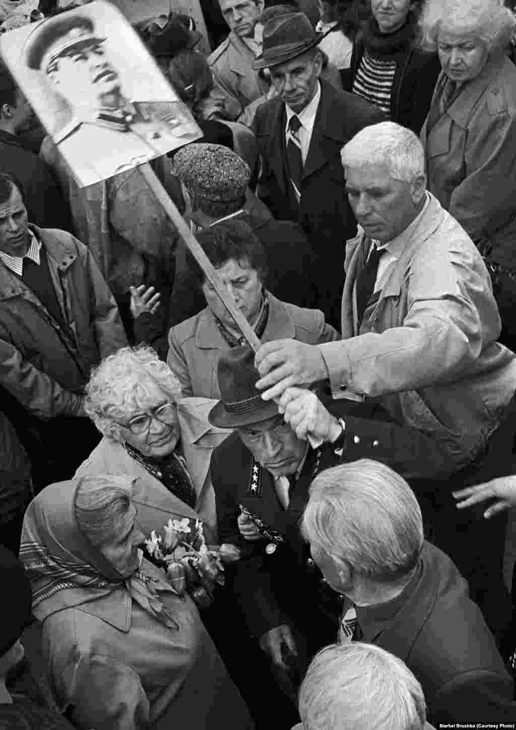 Ветераны на площади Победы в Минске, 1996 год