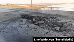 Наслідки обстрілу Чонгарського мосту, який сполучає окуповані Крим та Херсонщину