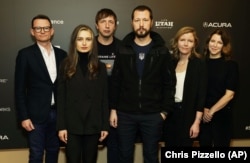 Відеожурналіст Associated Press Мстислав Чернов, режисер/продюсер/оператор документального фільму «20 днів у Маріуполі» позують на прем’єрі фільму на кінофестивалі Sundance 2023, Парк-Сіті, США, 20 січня 2023 року