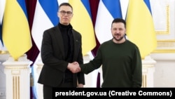 Президент України Володимир Зеленський обговорив із президентом Фінляндії Александром Стуббом наслідки ранкової масованої атаки Росії на енергетичну інфраструктуру України