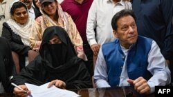 عمران خان صدراعظم سابق پاکستان همراه با خانمش بشرا بی بی