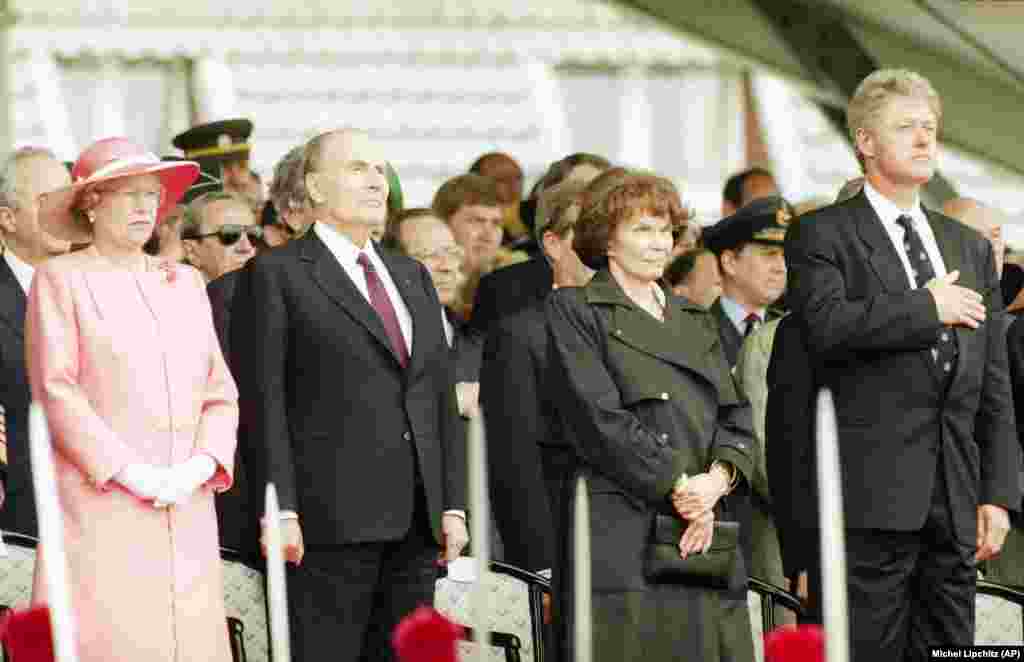 У церемонії відзначення 50-ї річниці &laquo;Дня Д&raquo; 6 червня 1994 року взяли участь тодішній президент Франції Франсуа Міттеран (другий зліва) і його дружина Даніель (друга праворуч), до яких приєдналися королева Великої Британії Єлизавета II (ліворуч) та президент США Білл Клінтон (праворуч). У своїй промові наступного дня Клінтон сказав: &laquo;Радянської імперії більше немає&raquo;, &ndash; і висловив подяку росіянам, полякам та іншим народам за їх внесок у визволення Європи. У цей період також відбулося розширення НАТО на Схід Європи, що підкреслило прагнення Сполучених Штатів до забезпечення безпеки в Європі