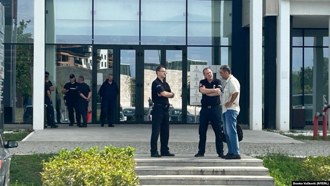 Policija u zgradi Višeg suda u Kragujevcu, u centralnoj Srbiji, nakon dojave o postavljenoj bombi, 31. maj 2024.