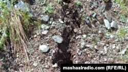 په غره کې د رامنځ ته شوي درز عکس