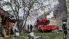 Співробітники ДСНС працюють біля пошкодженої будівлі у Черкасах, 21 вересня 2023 року