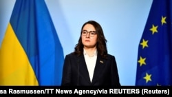 У Давосі віцепрем’єр-міністерка – міністерка економіки Юлія Свириденко презентувала видання найбільшої в Україні друкарні «Фактор-Друк» – блокнот «Уроки стійкості»