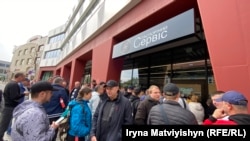 Українці у черзі до паспортного сервісу у Празі, Чехія, після ухвалення нового закону про мобілізацію. 15 квітня 2024 року
