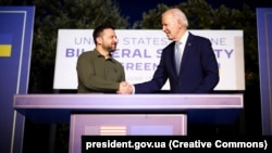 Раніше Джо Байден (праворуч) повідомив, що провів розмову із Володимиром Зеленським, у якій підтвердив підтримку України з боку США та анонсував черговий пакет військової допомоги