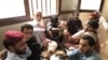 یک گروه از زندانیان افغان از زندان پشاور رها شدند