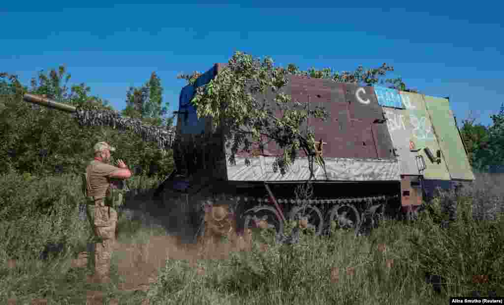 Российский «танк-черепаха», захваченный украинскими военными в июне. В танках размещен ящик из легкой брони, который предназначен для активации ударных взрывателей, которыми начинены FPV-дроны. То есть взрывные устройства дрона срабатывают, не долетая до самого танка