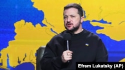 Відповідаючи на запитання польського журналіста, Володимир Зеленський подякував польському народу за підтримку, але додав, що Україна, своєю чергою, «захищає Польщу»