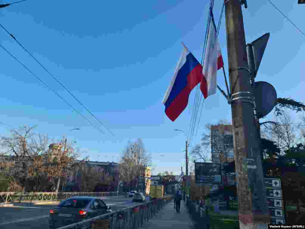 Усі центральні вулиці Сімферополя у ці дні рясніють численними прапорами сусідньої Росії та так званої «Республіки Крим»