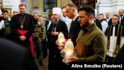 Президент України Володимир Зеленський та президент Польщі Анджей Дуда під час вшанування пам’яті жертв Волинської трагедії. Луцьк, Україна. 9 липня 2023 року