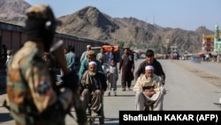 تورخم مسیر سرحدی است که روزانه از آن هزاران نفر رفت و آمد می کنند