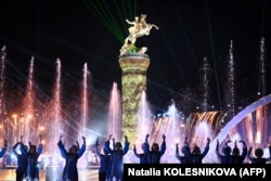 ცხენზე ამხედრებული გურბანგული ბერდიმუხამედოვის სკულპტურა და ქალაქის მთავარი შადრევანი