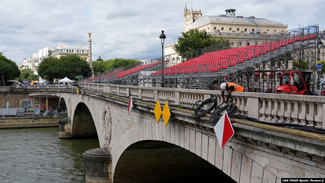 Еден од мостовите на реката Сена од кој луѓето ќе го следат отворањето на Олимписките игри, Париз, 16 јули 2024 