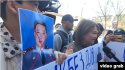 A group of protesters gathered in front of the city police headquarters in Bishkek, urging President Sadyr Japarov and Interior Minister Ulan Niyazbekov to fire Nogoibaev.